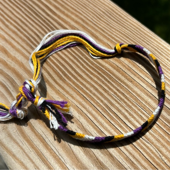 Handmade non binary thread bracelet - Picture 2 of 3